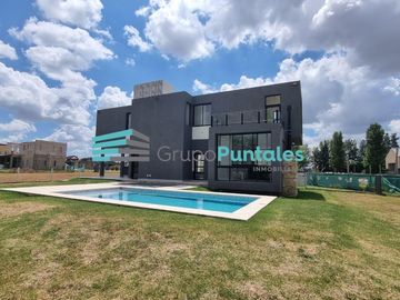 Casa en Barrio La Magdalena, en Barrio Histórico sobre hermoso lote de 1077 m2 en Canning