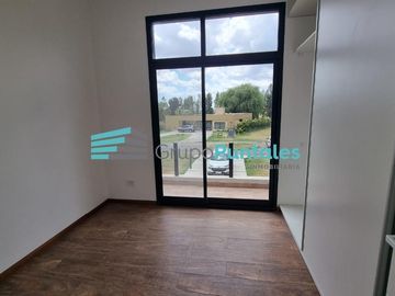 Casa en Barrio La Magdalena, en Barrio Histórico sobre hermoso lote de 1077 m2 en Canning