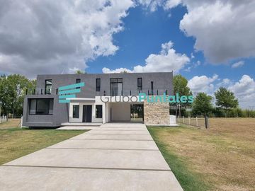 Casa en Barrio La Magdalena, en Barrio Histórico sobre hermoso lote de 1077 m2 en Canning