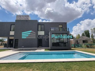 Casa en Barrio La Magdalena, en Barrio Histórico sobre hermoso lote de 1077 m2 en Canning