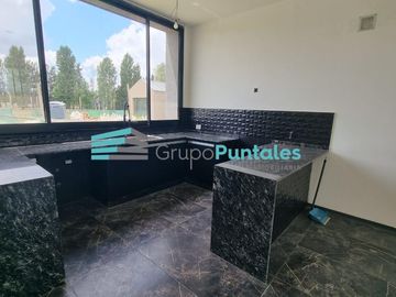 Casa en Barrio La Magdalena, en Barrio Histórico sobre hermoso lote de 1077 m2 en Canning