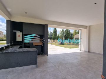 Casa en Barrio La Magdalena, en Barrio Histórico sobre hermoso lote de 1077 m2 en Canning