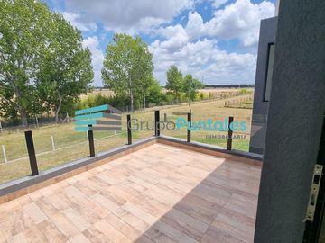Casa en Barrio La Magdalena, en Barrio Histórico sobre hermoso lote de 1077 m2 en Canning