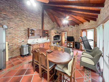 Casa 3 dormitorios, terreno 760 m2, pileta y quincho, Fisherton