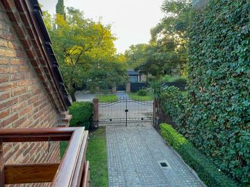 Casa 3 dormitorios, terreno 760 m2, pileta y quincho, Fisherton