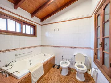 Casa 3 dormitorios, terreno 760 m2, pileta y quincho, Fisherton