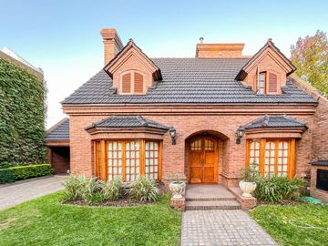 Casa 3 dormitorios, terreno 760 m2, pileta y quincho, Fisherton