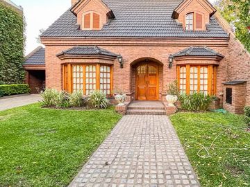 Casa 3 dormitorios, terreno 760 m2, pileta y quincho, Fisherton