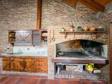 Casa 3 dormitorios, terreno 760 m2, pileta y quincho, Fisherton