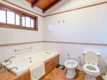 Casa 3 dormitorios, terreno 760 m2, pileta y quincho, Fisherton