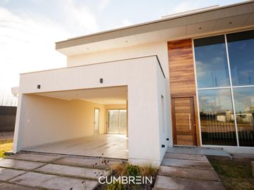 Casa a estrenar en La Castilla Club de Campo