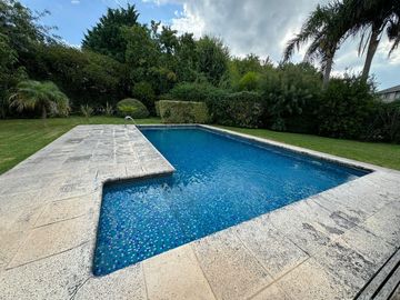 Excelente casa sobre doble lote