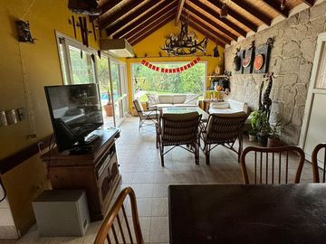 Excelente casa sobre doble lote