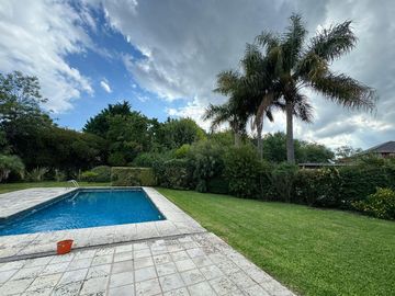 Excelente casa sobre doble lote