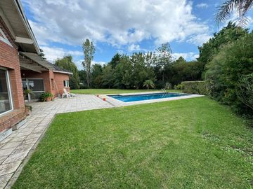 Excelente casa sobre doble lote