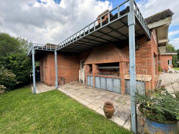 Excelente casa sobre doble lote
