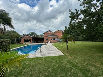 Excelente casa sobre doble lote