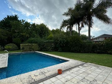 Excelente casa sobre doble lote