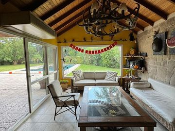 Excelente casa sobre doble lote