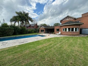 Excelente casa sobre doble lote