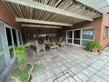 Excelente casa sobre doble lote