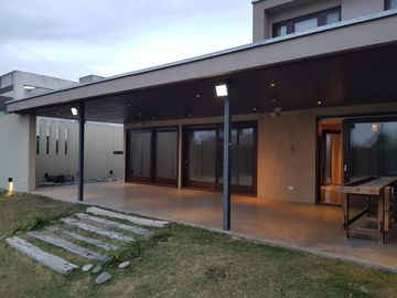 CASA VENTA 3 DORMITORIOS BARRIO CERRADO PUERTO ROLDAN