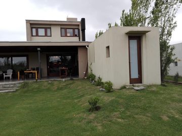 CASA VENTA 3 DORMITORIOS BARRIO CERRADO PUERTO ROLDAN
