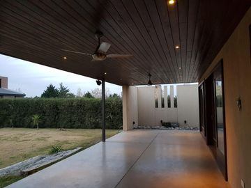 CASA VENTA 3 DORMITORIOS BARRIO CERRADO PUERTO ROLDAN