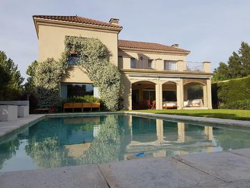 Importante Propiedad con Piscina en Los Ombúes.
