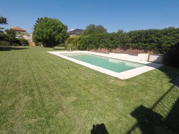Importante Propiedad con Piscina en Los Ombúes.