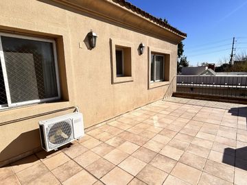 Importante Propiedad con Piscina en Los Ombúes.