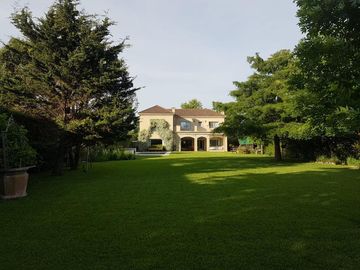 Importante Propiedad con Piscina en Los Ombúes.