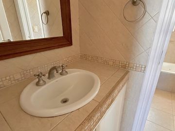 Importante Propiedad con Piscina en Los Ombúes.