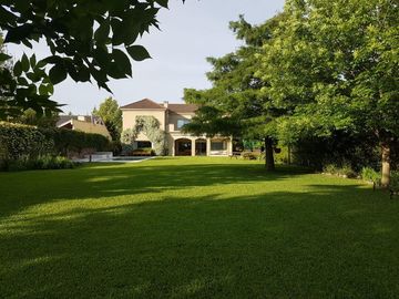 Importante Propiedad con Piscina en Los Ombúes.