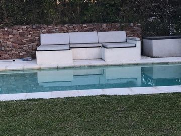 Importante Propiedad con Piscina en Los Ombúes.
