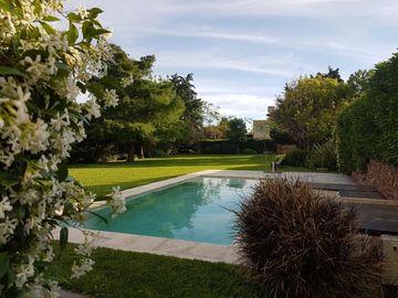 Importante Propiedad con Piscina en Los Ombúes.