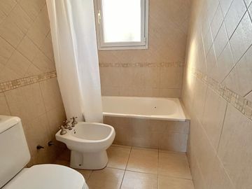 Importante Propiedad con Piscina en Los Ombúes.