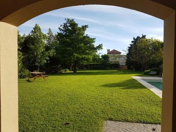 Importante Propiedad con Piscina en Los Ombúes.