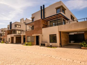 En venta monoambiente con patio y cochera zona Río