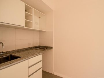 En venta monoambiente con patio y cochera zona Río
