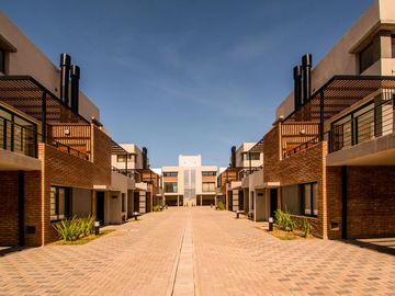 En venta monoambiente con patio y cochera zona Río