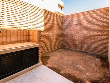 En venta monoambiente con patio y cochera zona Río