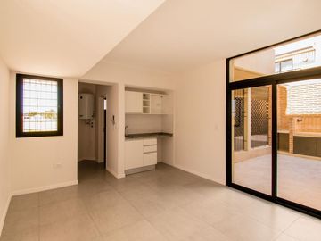 En venta monoambiente con patio y cochera zona Río