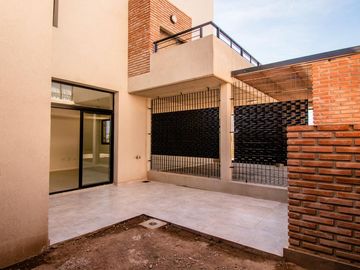 En venta monoambiente con patio y cochera zona Río
