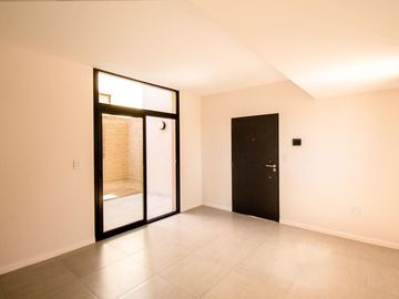 En venta monoambiente con patio y cochera zona Río