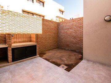 En venta monoambiente con patio y cochera zona Río