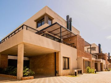 En venta monoambiente con patio y cochera zona Río