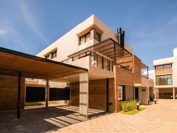 En venta monoambiente con patio y cochera zona Río