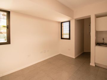 En venta monoambiente con patio y cochera zona Río