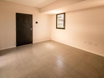 En venta monoambiente con patio y cochera zona Río